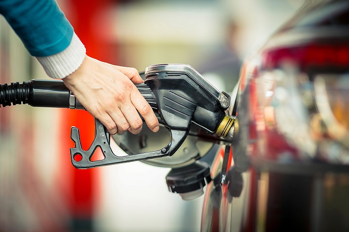 Benzina e Diesel sopra i 2 euro, ma alle pompe bianche costa meno