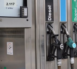 Benzina e diesel alle stelle. La folle corsa dei prezzi