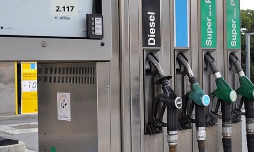 Carburanti. Benzina di nuovo sopra i 2 euro, diesel self a 1,8