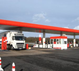 Caro-carburanti: esposti in procura per truffa, molti tir fermi