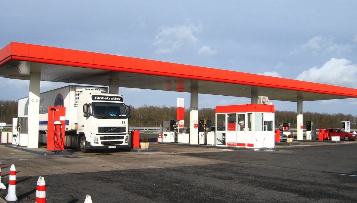 Caro-carburanti: esposti in procura per truffa, molti tir fermi