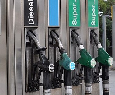 Carburanti. Benzina di nuovo sopra i 2 euro, diesel self a 1,8