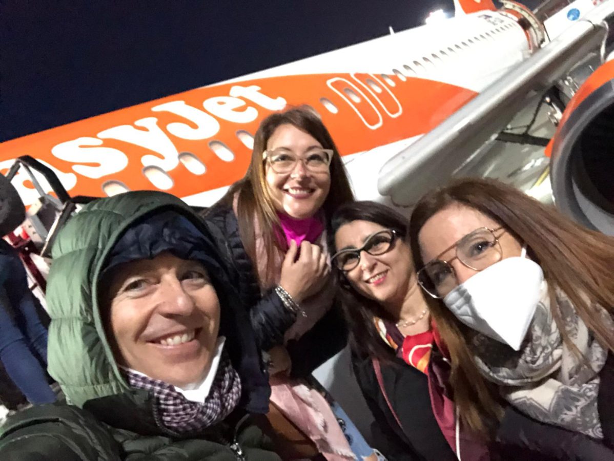 Baciato dalla fortuna: salvato da un infarto in volo da 4 infermieri in viaggio