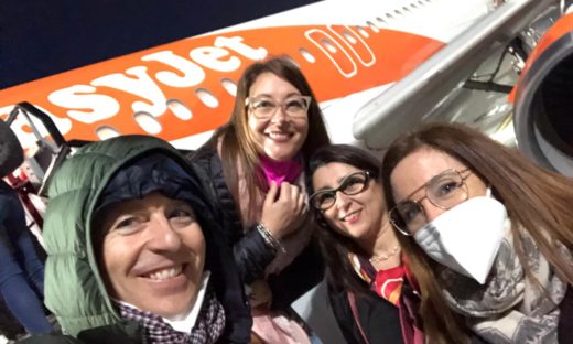 Baciato dalla fortuna: salvato da un infarto in volo da 4 infermieri in viaggio