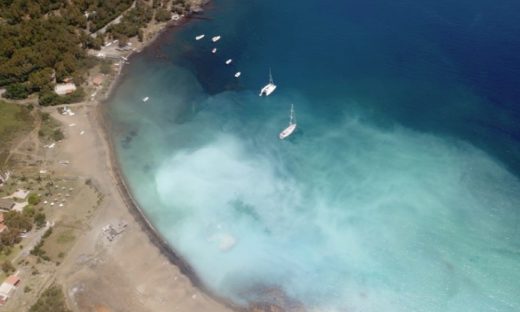 Isola di Vulcano: il mare diventa improvvisamente bianco. Ecco perché