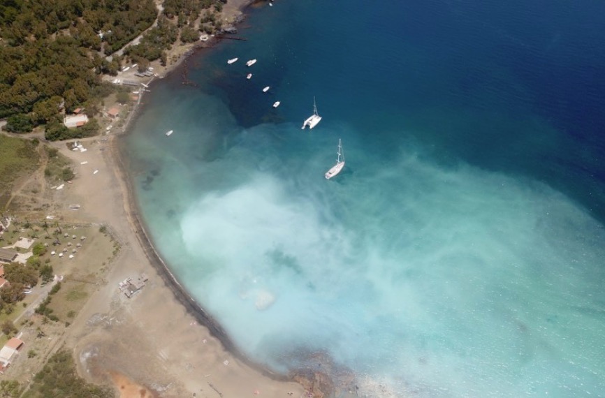 Isola di Vulcano: il mare diventa improvvisamente bianco. Ecco perché