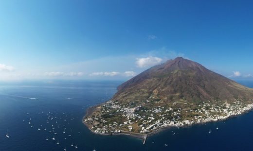 Stromboli: a fuoco decine di ettari di verde durante le riprese di una fiction