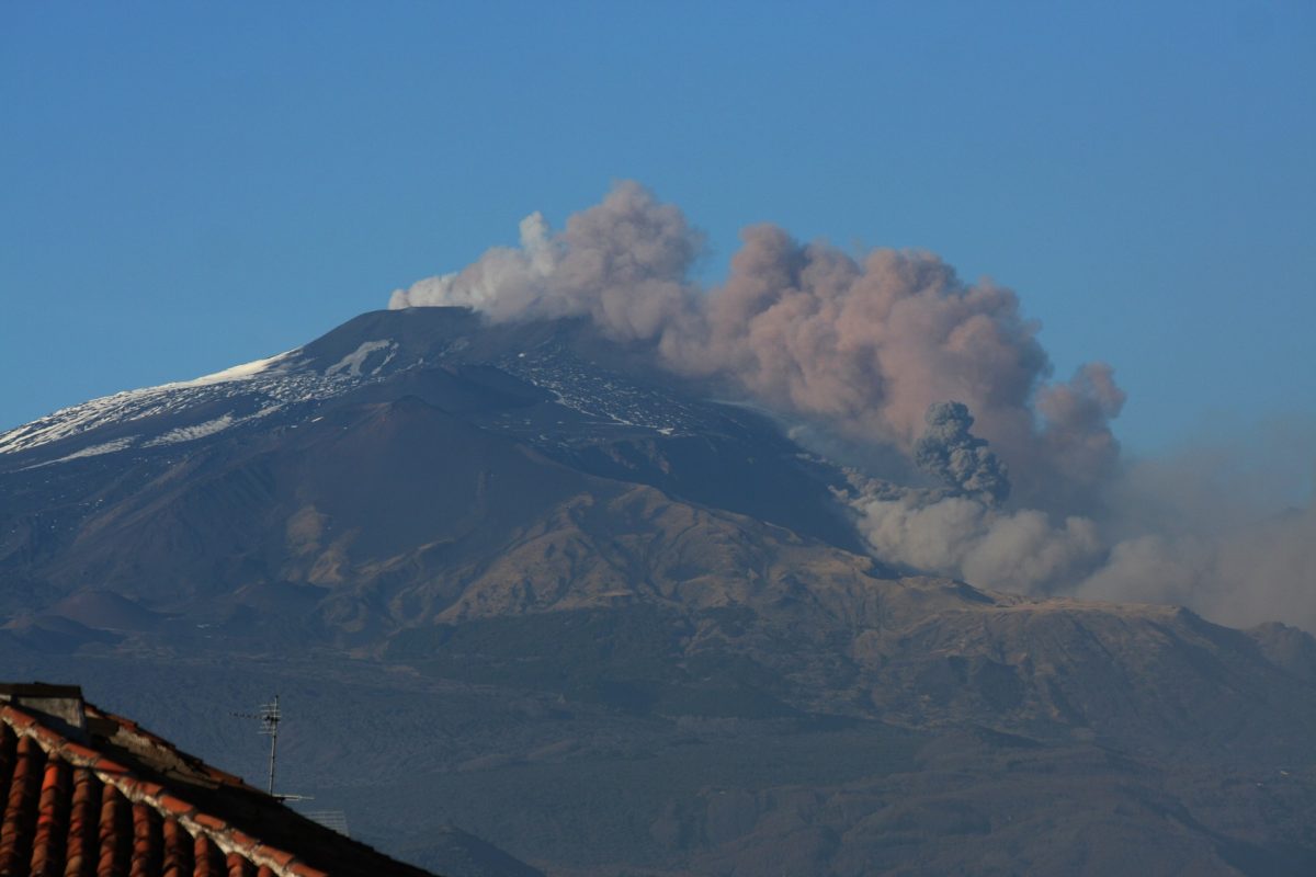 Etna in eruzione: intensa attività a 2.800 metri di quota