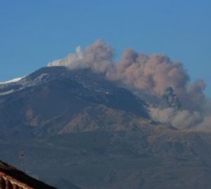 Etna in eruzione: intensa attività a 2.800 metri di quota