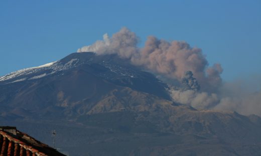 Etna in eruzione: intensa attività a 2.800 metri di quota