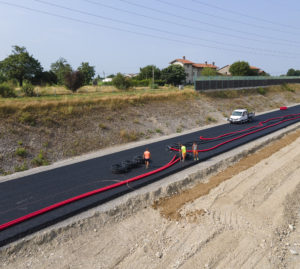 Al Parlamento europeo, l'autostrada italiana che ricarica le auto elettriche