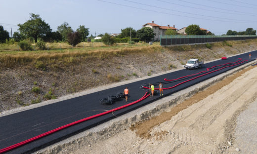 Al Parlamento europeo, l'autostrada italiana che ricarica le auto elettriche