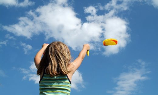 Bambina precipita dal secondo piano: salva per miracolo
