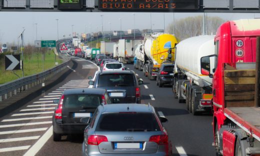 Arriva l'estate delle vacanze. In autostrada, bollini rossi e neri