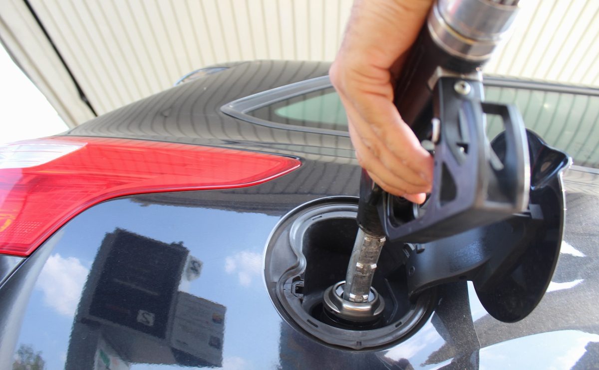 Benzina: superata quota 2,1 euro al litro