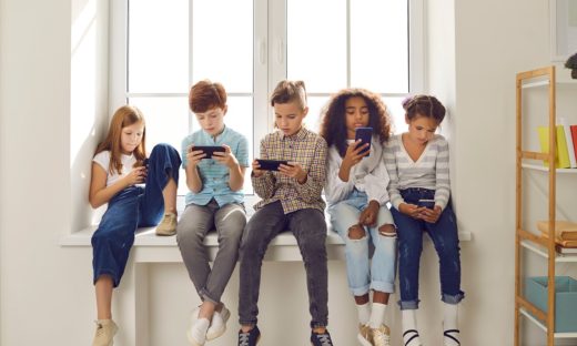 Troppo giovani sui social: Facebook e Instagram a rischio sanzioni