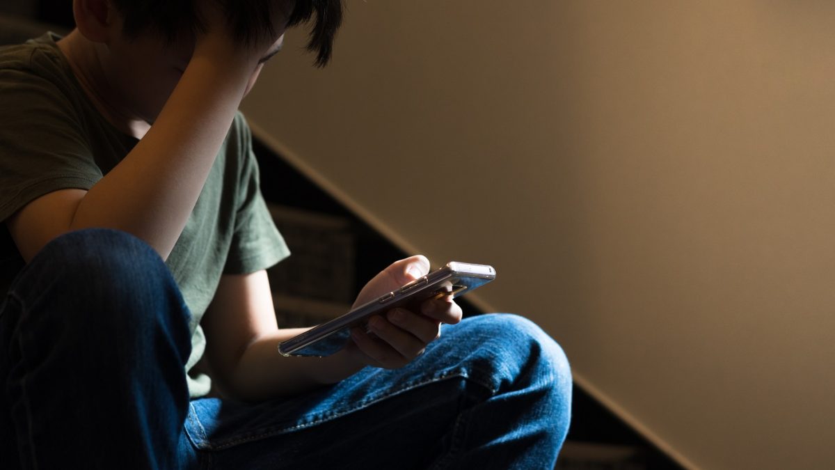 Depressione, problemi psicologici e fisici: i rischi dei social per i ragazzi