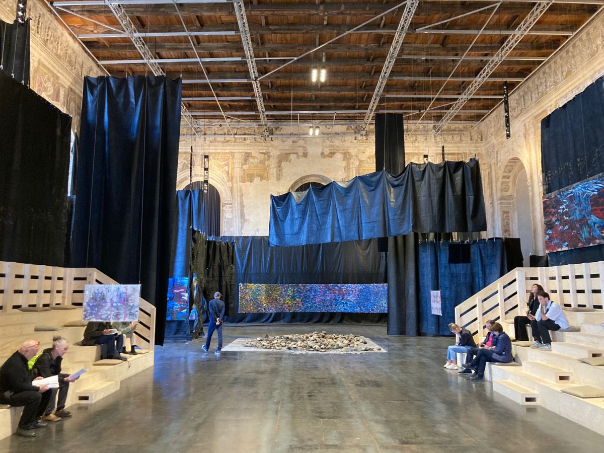 “A Storm Is Blowing From Paradise”: a Venezia le opere di Oscar Murillo