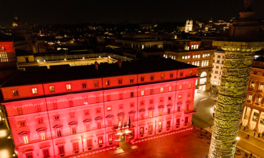 Palazzo Chigi si tinge di rosso contro la violenza sulle donne