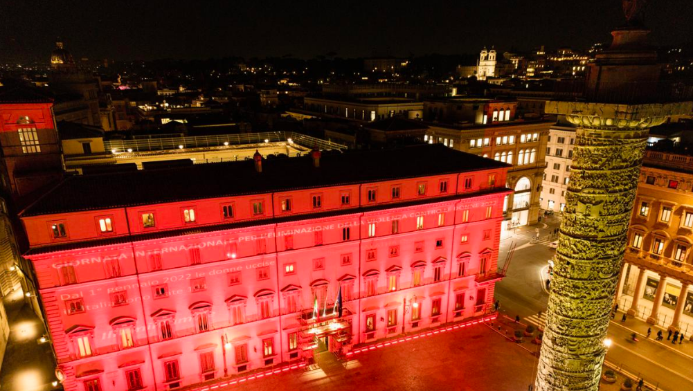 Palazzo Chigi si tinge di rosso contro la violenza sulle donne