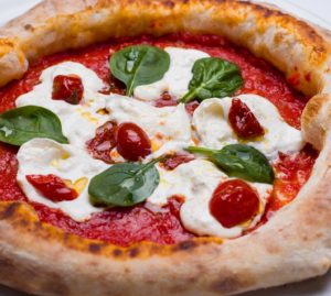 Pizza napoletana: l’Unione Europea ne tutela il nome. Ecco cosa prevede il regolamento
