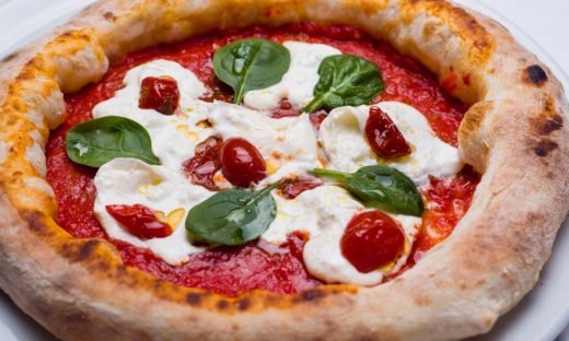 Pizza napoletana: l’Unione Europea ne tutela il nome. Ecco cosa prevede il regolamento