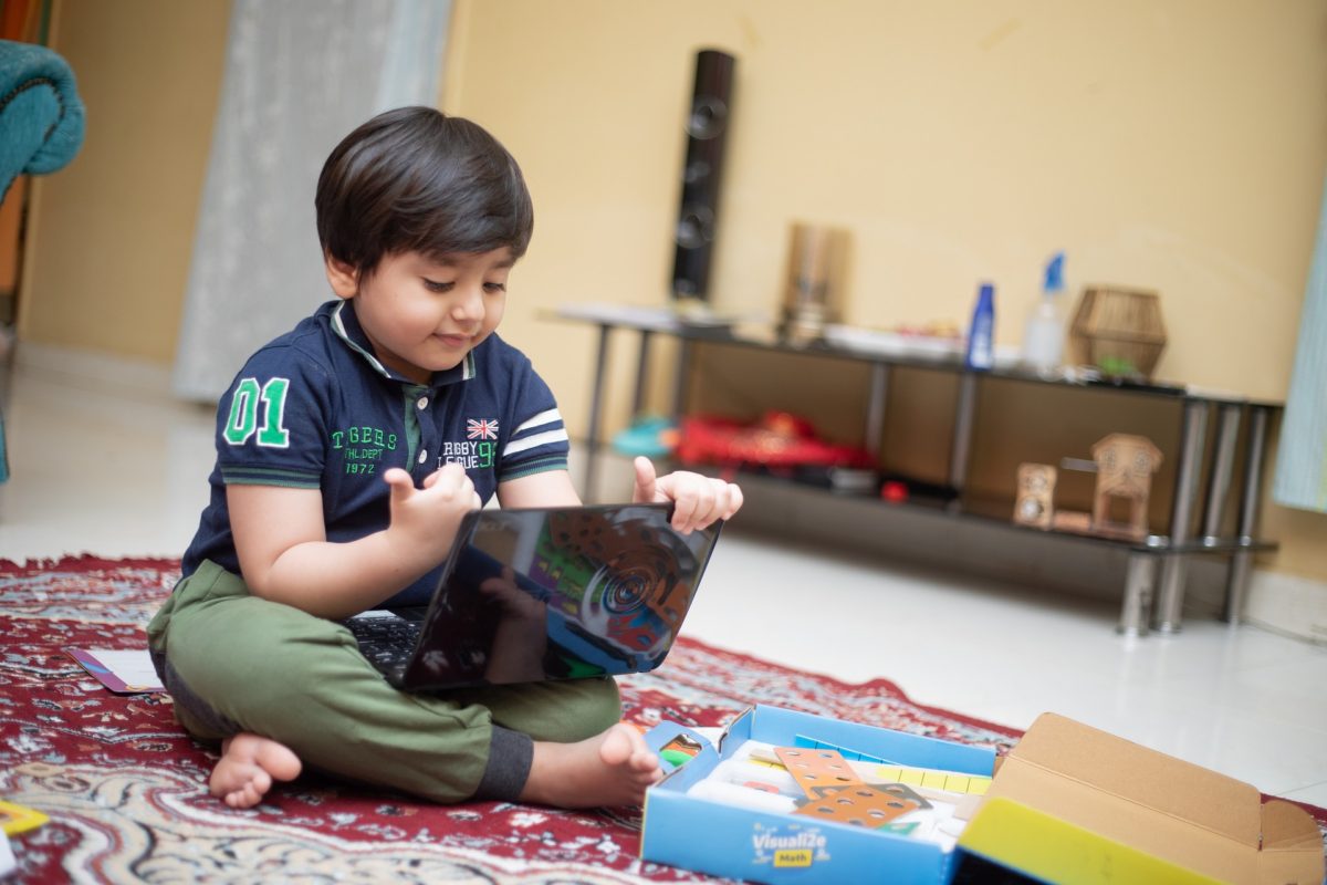 Con lo "screen time" i bambini possono perdere oltre mille parole al giorno