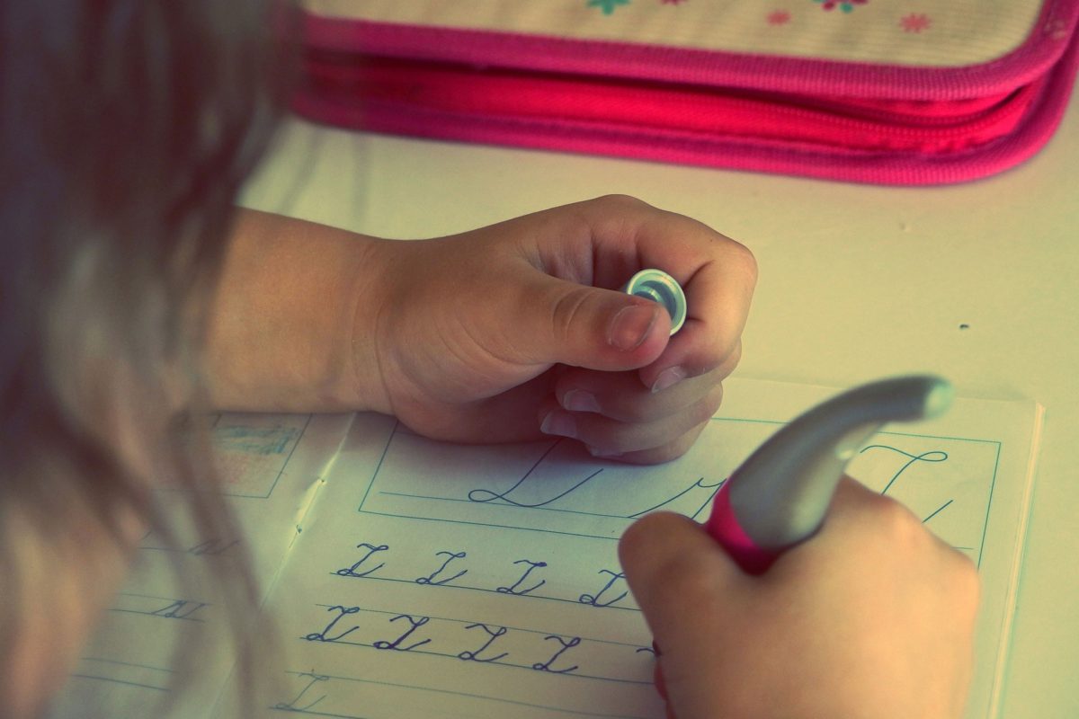 Addio bella scrittura: 1 bambino su 5 non sa scrivere in corsivo