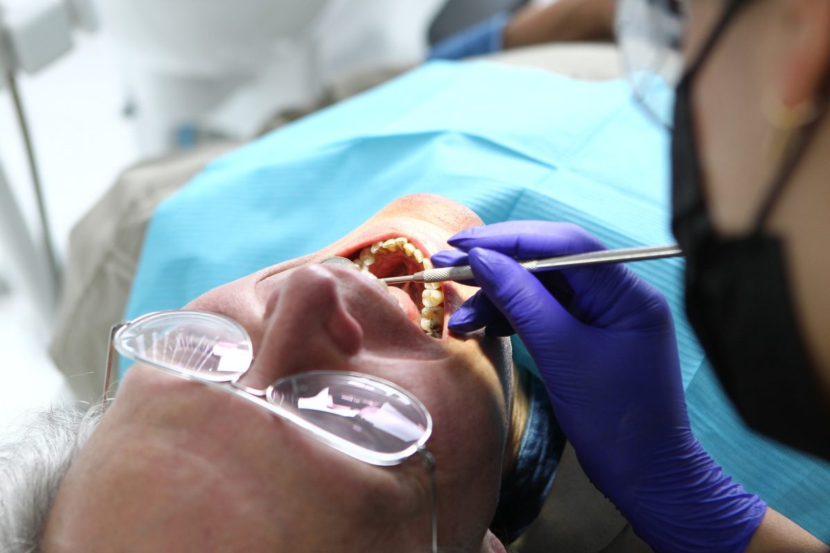 Federanziani: la dentiera è un lusso per 1 over 65 su 5