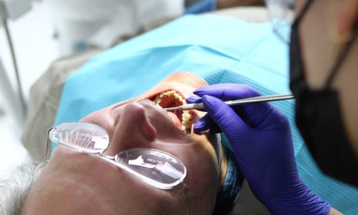 Federanziani: la dentiera è un lusso per 1 over 65 su 5