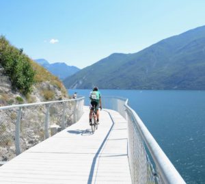 A strapiombo sul Garda: nel 2026 completa la ciclabile “più bella d’Italia”