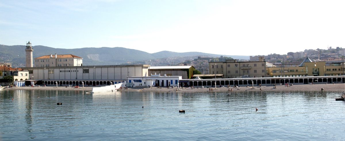 Il muro sul mare: la spiaggia di Trieste che divide uomini e donne torna a far discutere