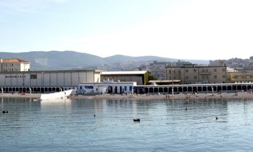 Il muro sul mare: la spiaggia di Trieste che divide uomini e donne torna a far discutere