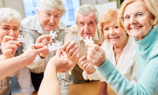 Anziani: vita sociale per fronteggiare la demenza