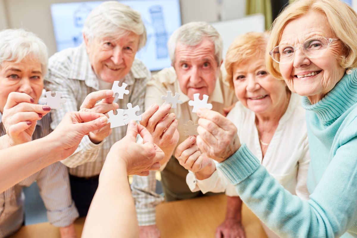 Anziani: vita sociale per fronteggiare la demenza