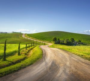 "Buen Camino" all’italiana: il pellegrinaggio laico diventa legge