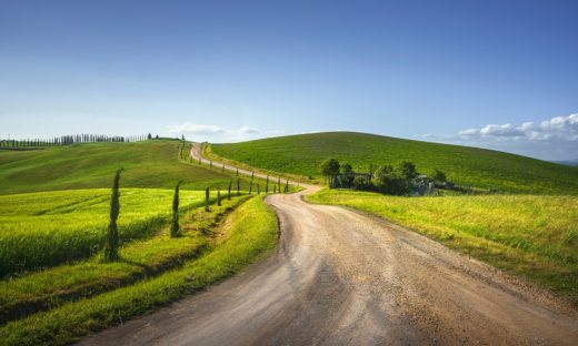 "Buen Camino" all’italiana: il pellegrinaggio laico diventa legge