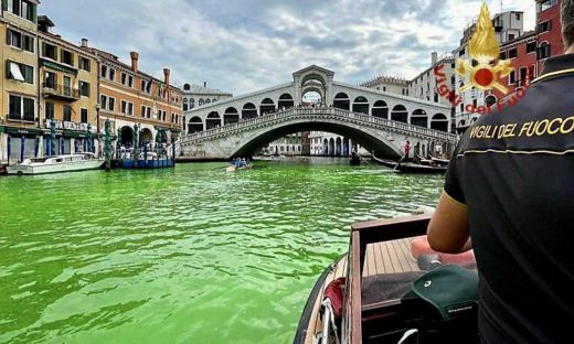 Venezia: il mistero dell'acqua verde fluo