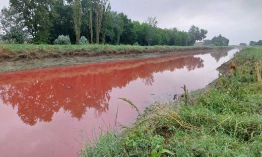 Dopo il verde, il rosso: la stagione delle acque colorate