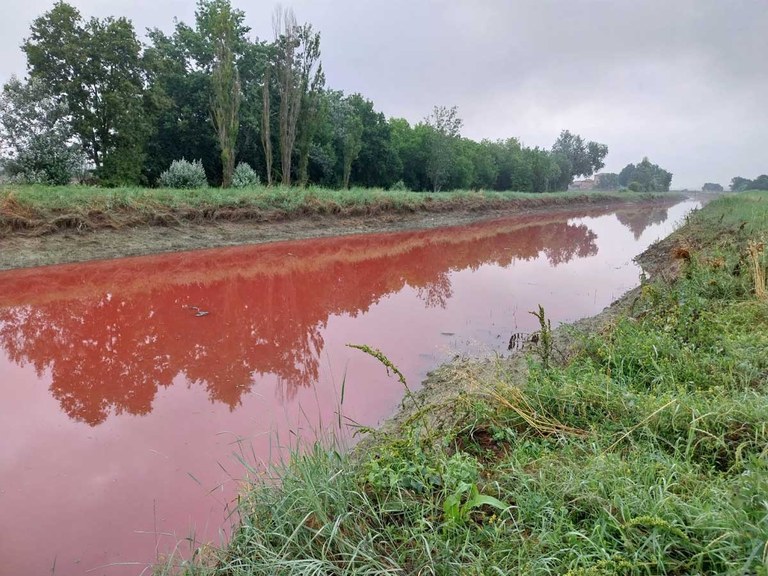 Dopo il verde, il rosso: la stagione delle acque colorate