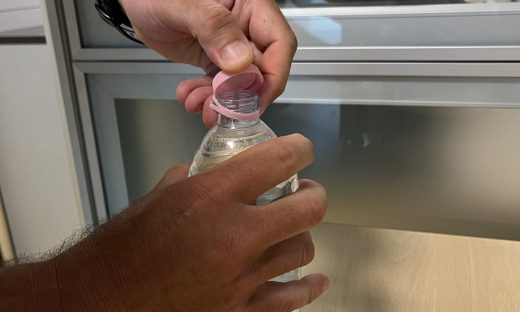 Tethered cap: il tappo che non si stacca dalla bottiglia