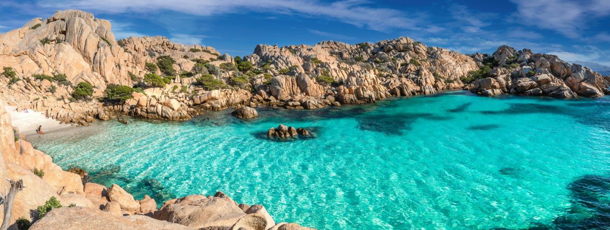 Rinfrescarsi in una piscina naturale, dalla Liguria alla Sardegna