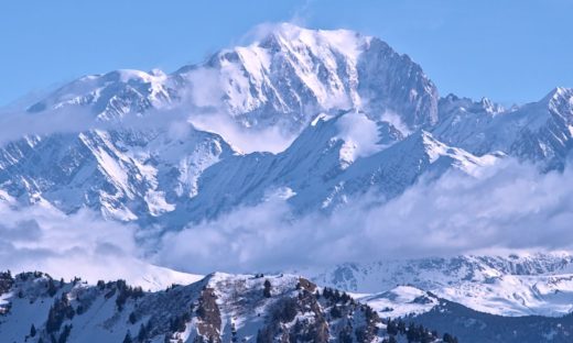 Il Monte Bianco svetta sulle Alpi, ma 2 metri più in basso