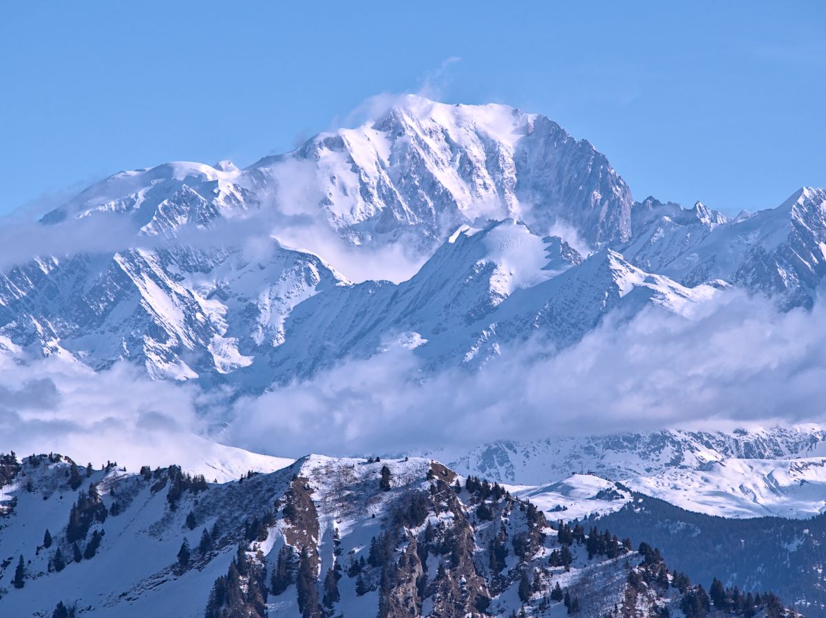 Il Monte Bianco svetta sulle Alpi, ma 2 metri più in basso