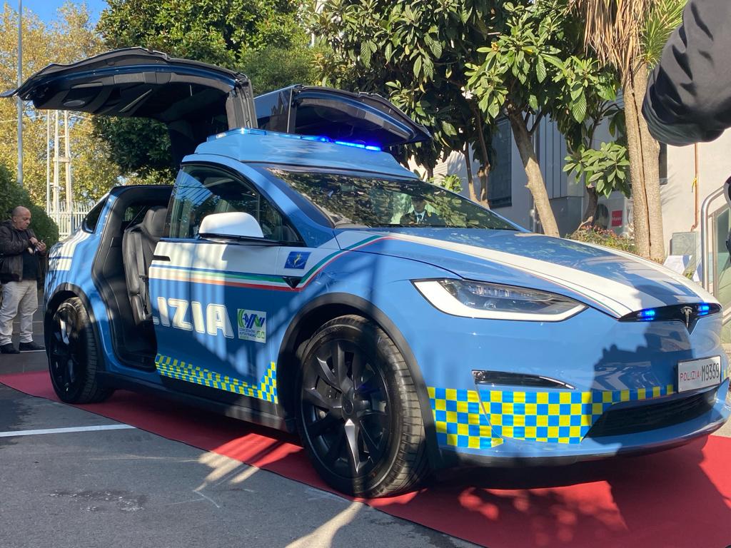 Tra Venezia e Padova la prima auto elettrica della Polizia stradale