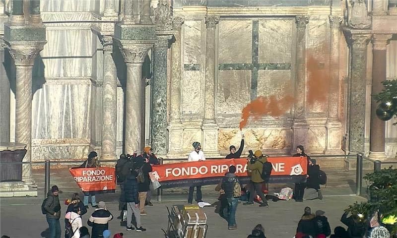 Attivisti a Venezia: imbrattata la Basilica di San Marco