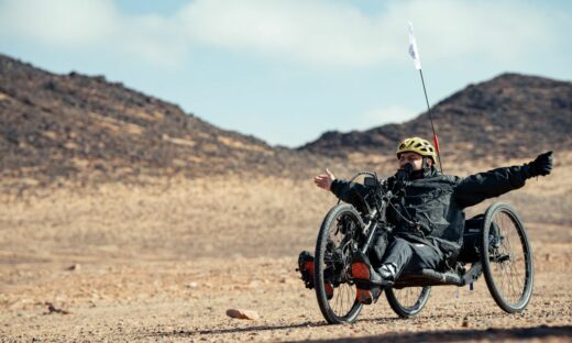 Un italiano in una traversata senza precedenti in handbike