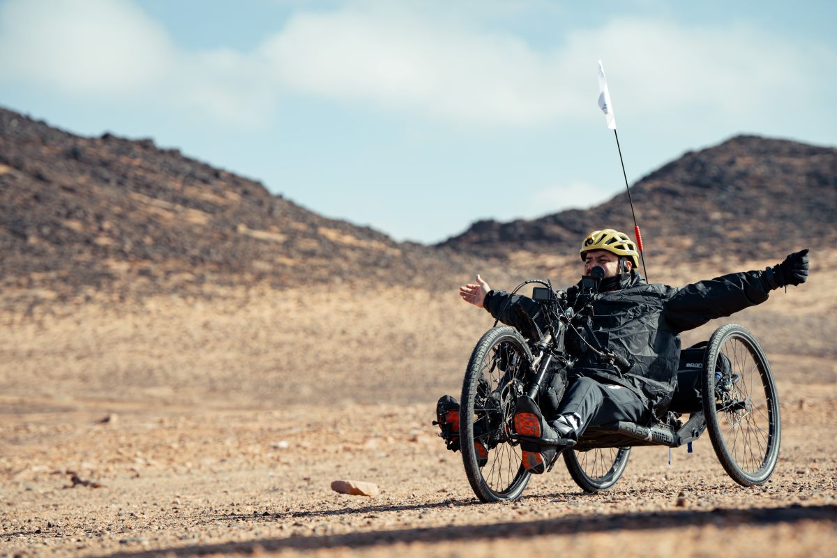 Un italiano in una traversata senza precedenti in handbike