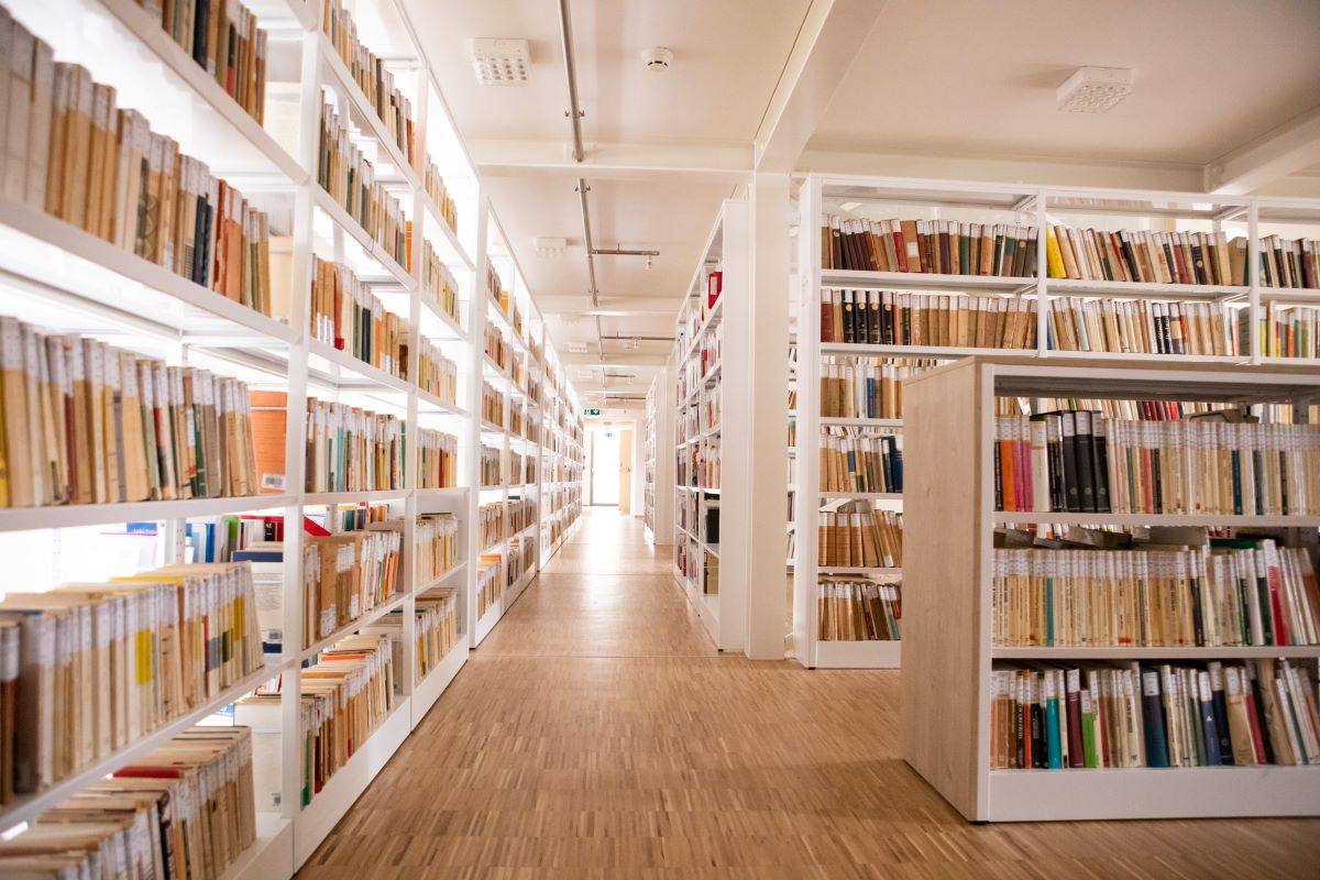 La biblioteca del Beato Pellegrino: quei 14 km di preziose scaffalature di sapere umanistico