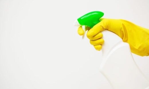 Disinfettanti, prodotti per capelli e mobili: cervello a rischio